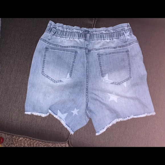 High waisted Easel brand shorts. Size medium - Picture 2 of 3